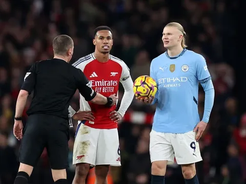 Trọng tài chung kết Carabao Cup bị cấm bắt trận Liverpool