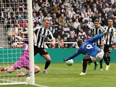 Sunderland ngược dòng đánh bại Newcastle ở phút cuối