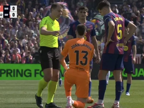 Thủ môn Barca trấn an CĐV sau chấn thương thót tim