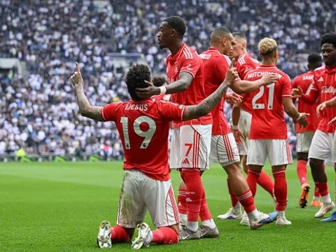 Thua đậm Nottingham 0-3, Tottenham đối diện nguy cơ xuống hạng