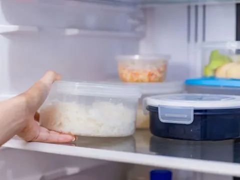 Nên cất thức ăn vào tủ lạnh khi còn nóng hay phải đợi nguội?
