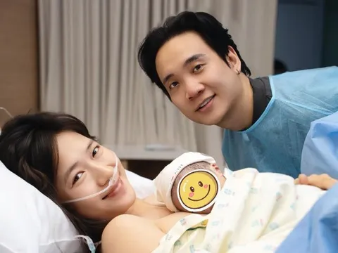 JustaTee tung ảnh kề cận vợ hot girl lúc đón con thứ 3 nhưng bị nghi là "hàng giả", nhóc tì mới chào đời giống hệt bố