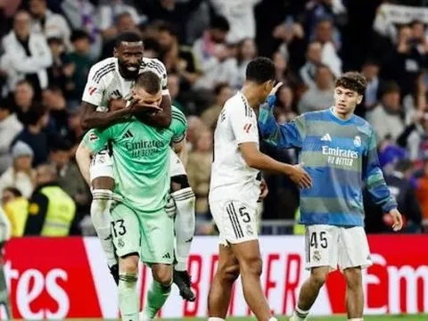 Thắng trận derby đầu tay, Arbeloa cân bằng kỷ lục của Mourinho