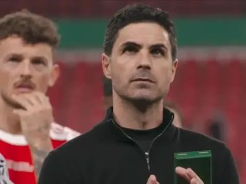 CĐV Arsenal trút giận lên Arteta sau trận thua Man City