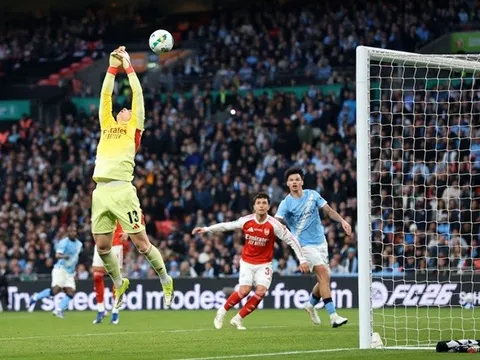 Wright phẫn nộ vì Arteta dùng Kepa bắt chung kết