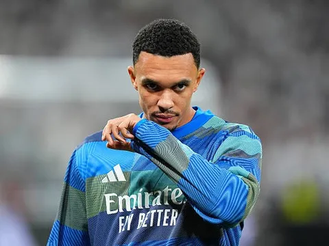 Alexander-Arnold dự bị trước Atletico vì án phạt nội bộ