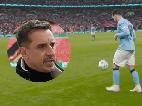 Neville chê Cherki kiêu ngạo vì pha tâng bóng trước Arsenal