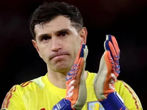 Cựu sao Aston Villa cảnh báo về tương lai Emi Martinez