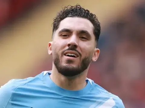 Hé lộ sự thật vụ Pep Guardiola giận Rayan Cherki