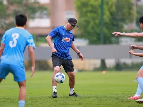 Xỏ giày đá bóng ma, HLV Kim Sang Sik chạy bở hơi tai