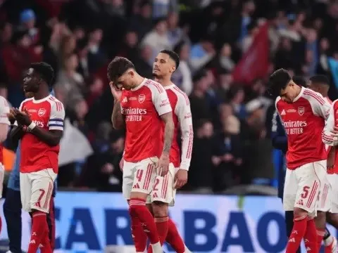 Bóng ma tháng Tư đe dọa ngai vàng của Arsenal
