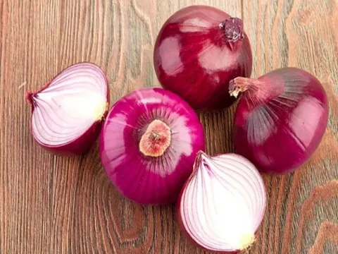 Hành tây tím – nguyên liệu quen thuộc giúp cải thiện da mụn và làm mờ thâm hiệu quả