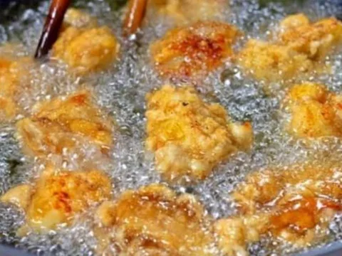 Vì sao nên vắt chanh vào chảo dầu trước khi chiên rán? Bí quyết ai cũng nên biết