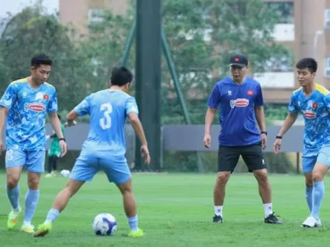 Điểm tin Bóng đá Việt Nam 24/3: HLV Kim Sang Sik "đá ma" cùng học trò; Văn Khang mong khán giả lấp đầy sân Hàng Đẫy