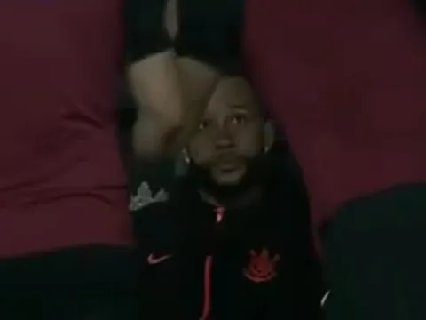 Memphis Depay bị HLV mắng vì dùng điện thoại trên ghế dự bị