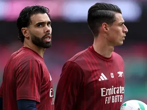 Rio Ferdinand chỉ trích Arteta vì bỏ rơi David Raya