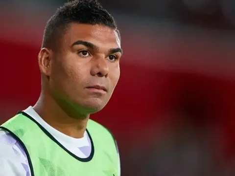 Sếp lớn Napoli sang Anh săn Casemiro và 3 sao MU