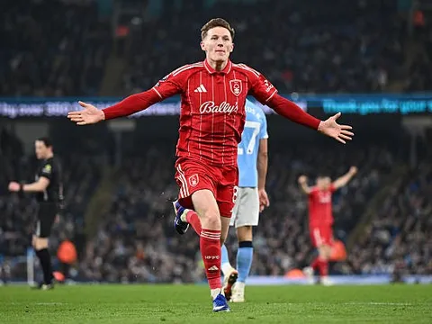 Elliot Anderson đánh cược sự nghiệp giữa Man Utd và Man City