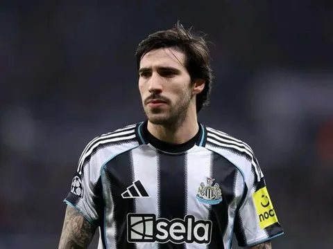 Chris Waddle chê Sandro Tonali thừa thãi tại Arsenal