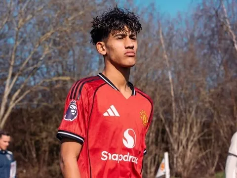 Rooney và Carrick cảnh báo về sự kỳ vọng quá mức vào sao trẻ MU