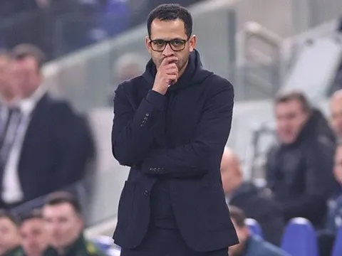 Đừng biến Rosenior thành vật tế thần cho sai lầm của Chelsea