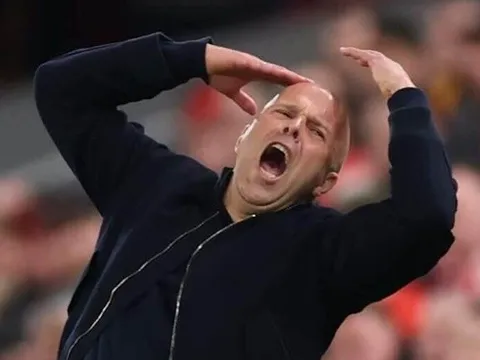 Nghịch lý Arne Slot từ người hùng đến tội đồ tại Anfield