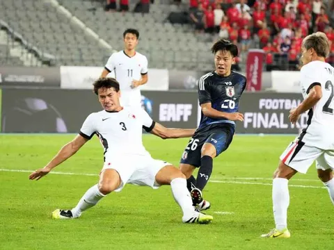 Đóa hoa nở muộn Nakamura khuấy đảo bóng đá Nhật