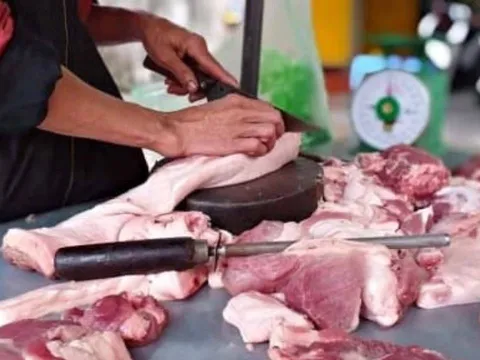 Mẹo phân biệt thịt lợn tươi và ôi cực nhanh: Nhìn là biết, người bán không qua mắt được bạn