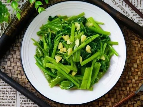 Xào rau muống toàn bị thâm đen, đầu bếp tiết lộ: Chỉ cần làm thế này, rau xanh giòn, bóng mượt như nhà hàng