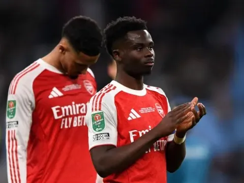 Scholes chê Arsenal ám ảnh phạt góc làm hại Bukayo Saka