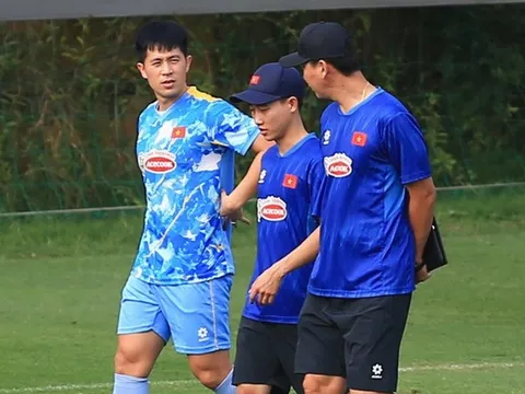 HLV Kim Sang Sik "chăm" Đình Trọng ngày tái xuất