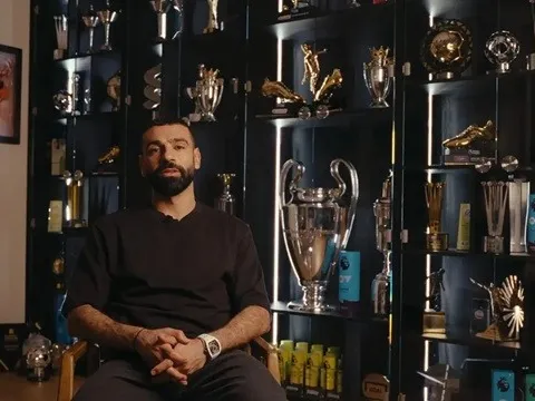 Quá nhiều danh hiệu ở Liverpool, Salah phải để cúp dưới sàn nhà