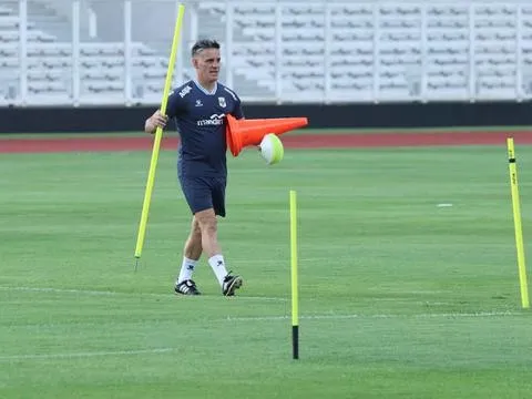 Sao Indonesia ngỡ ngàng khi tân HLV mang tivi ra sân tập