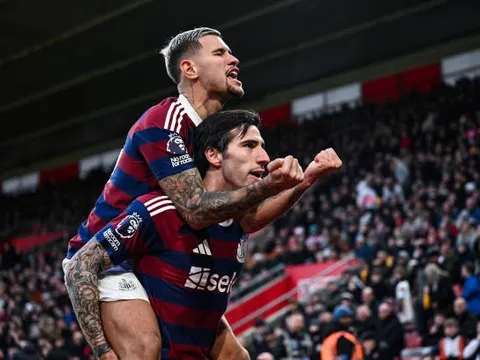 Man Utd mượn vé Champions League để rút ruột Newcastle