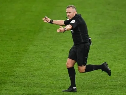 Phép lợi thế trong bóng đá: Nghệ thuật cầm còi của trọng tài