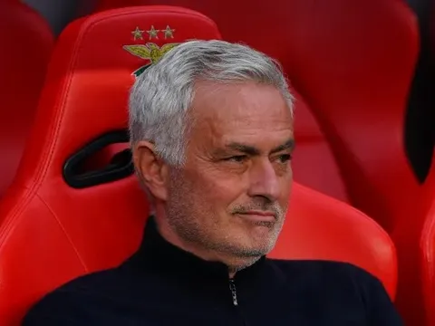 Chuyên gia giục Newcastle bỏ Howe, mời Mourinho