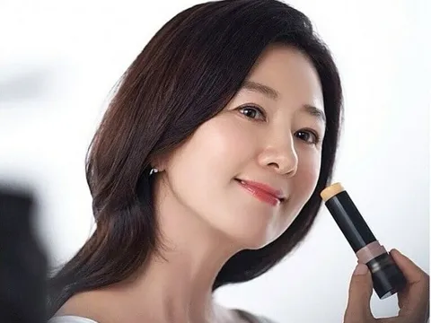 Bí quyết giữ nhan sắc tuổi 59 của Kim Hee Ae: Đơn giản nhưng bền vững