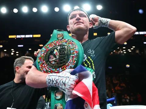 Vừa lên ngôi, Dalton Smith lập tức đối mặt cựu vương Alberto Puello ngay tại sân nhà