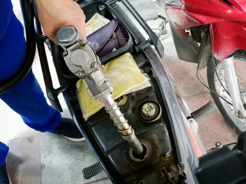 Giá xăng dầu giảm mạnh từ 14h, có loại giảm gần 4.000 đồng một lít