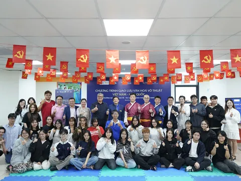 Sinh viên Đại học Kinh tế  - Tài chính TP.HCM (UEF) hào hứng trải nghiệm tinh hoa võ thuật truyền thống Hàn Quốc Taekkyon