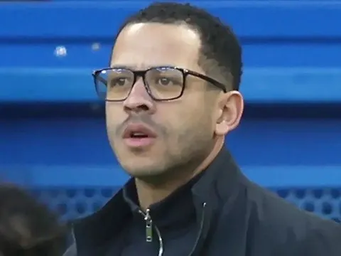 Gus Poyet minh oan cho HLV Rosenior sau 4 trận thua liền