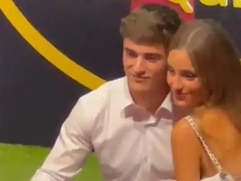 Gavi xử lý khéo khi fan nữ dúi số điện thoại