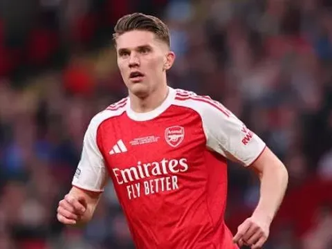 Carragher hoài nghi Gyokeres, xúi Arsenal mua tiền đạo mới