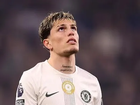 Nổi loạn rời MU, Garnacho dính án phạt vì phóng nhanh