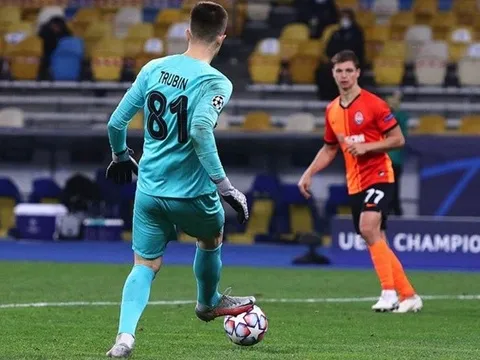 Giải mã luật chuyền về và những bàn thua khó tin sát vạch vôi