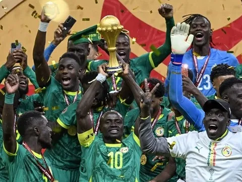 Thách thức CAF, Senegal mang cúp AFCON đến Paris diễu hành