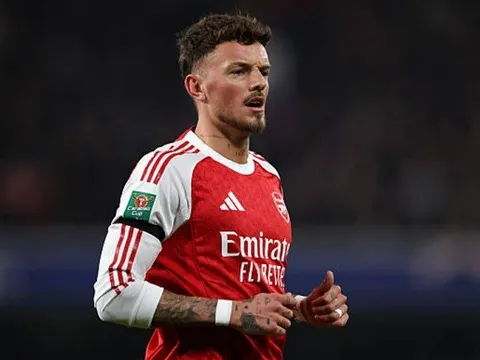 Ben White giúp Man Utd giải bài toán hàng thủ