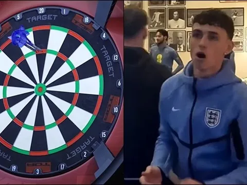 Phil Foden ném phi tiêu đạt 180 điểm tuyệt đối tại tuyển Anh