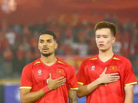 Sao nhập tịch Hoàng Hên gây sốt khi hát vang Quốc ca