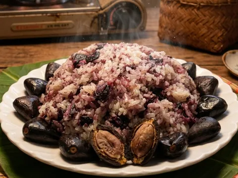 Loại quả tím đen tưởng khó ăn, ai ngờ lại là đặc sản núi rừng khiến du khách “nghiện”